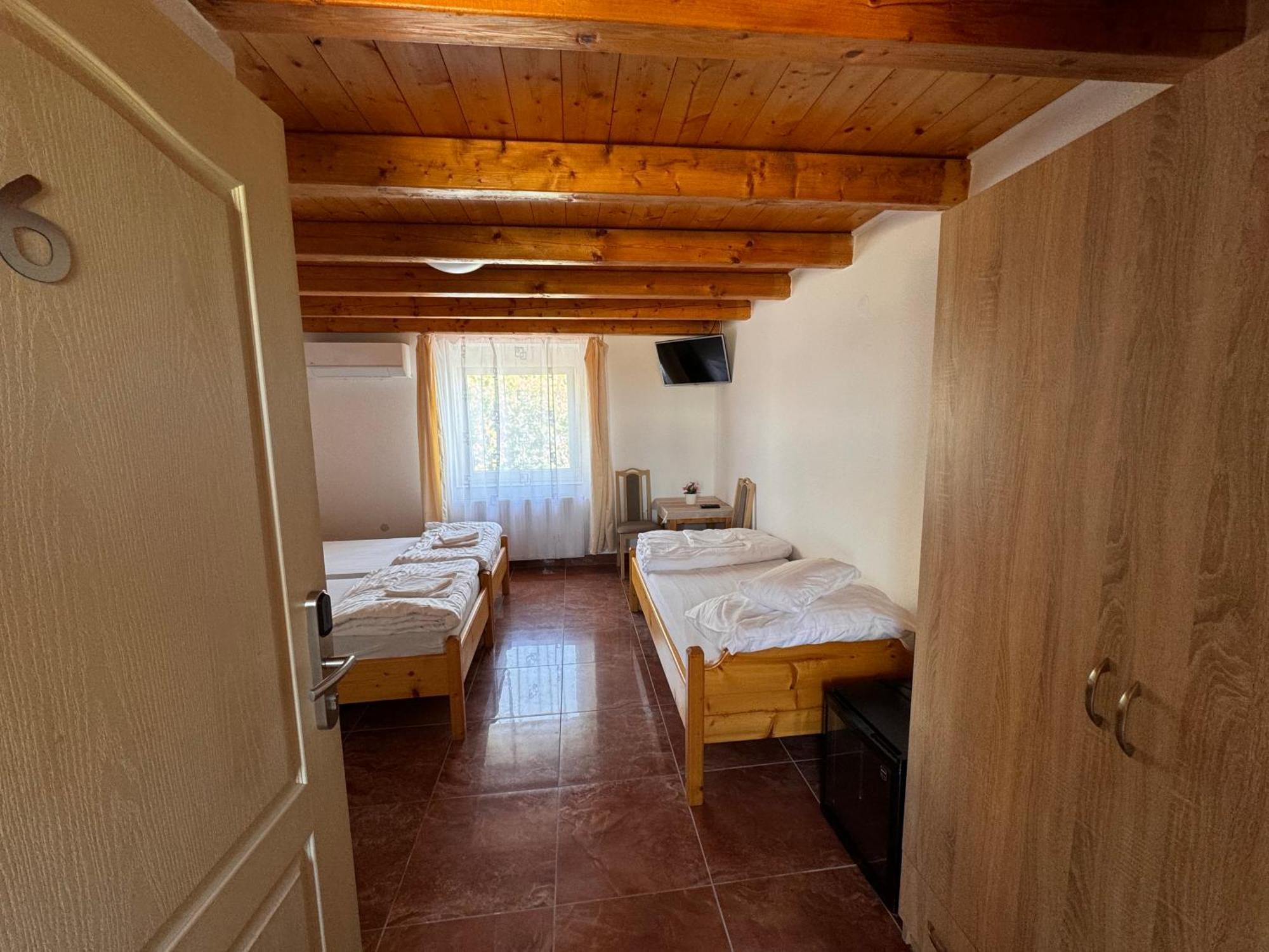 Bed and Breakfast Fuerdo Panzio Karcag Exterior foto